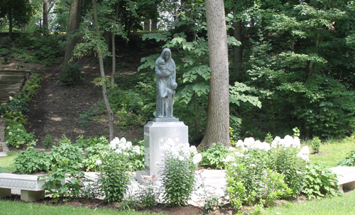 Immigrant Mother statue in the Croatian Cultural Garden